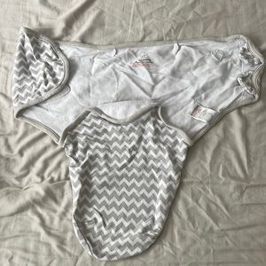 SwaddleMe, infant swaddler. Velcro. White and gray zig zag pattern.